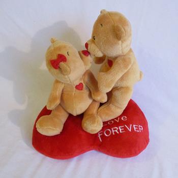 Küssende Plüschteddys auf Herz